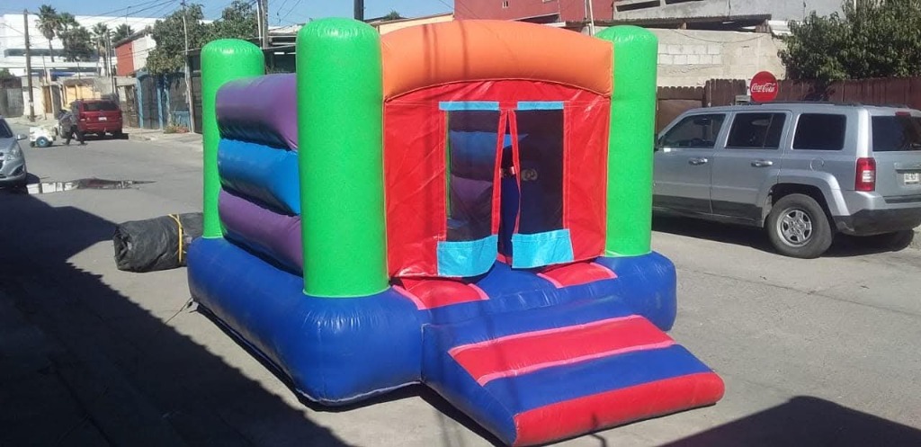 Renta de brincolín tradicional clásico multicolor en Tijuana - Fiestas Polo